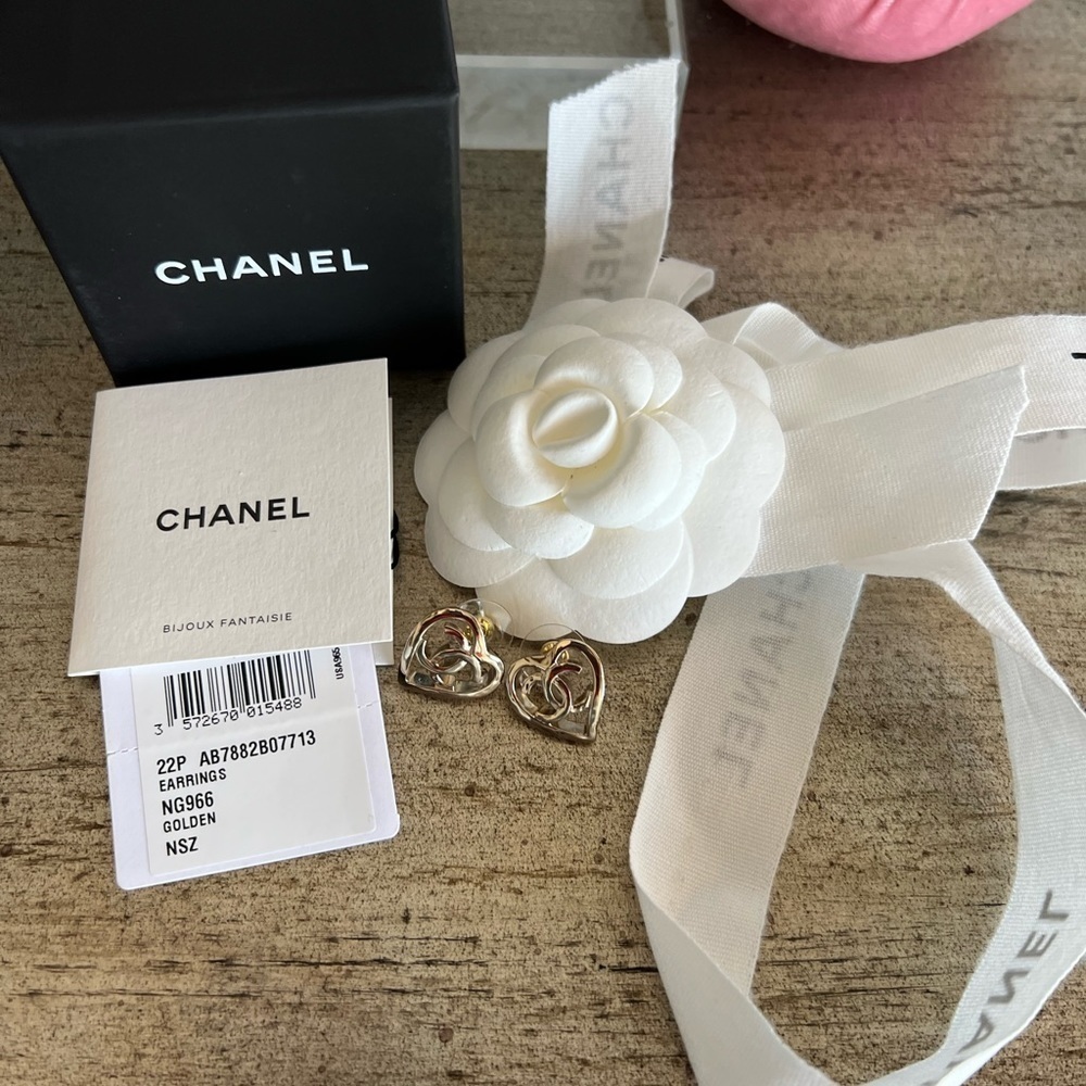 CHANEL 22P Metal Gold-tone Heart Earrings - Picture 8 of 11